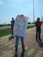 Комсомольцы Белгорода провели пикет против роста цен на бензин