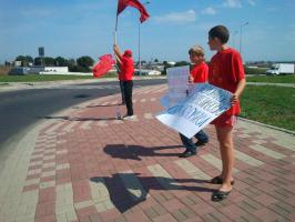 Комсомольцы Белгорода провели пикет против роста цен на бензин