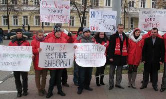 От слов к делу: белгородские комсомольцы пикетируют обл.избирком и местные СМИ