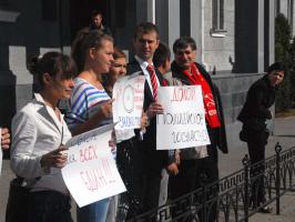 В Белгороде прошёл пикет в защиту комсомольцев, пострадавших от полицейского произвола
