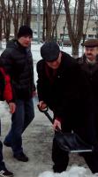 Городские коммунисты взялись за лопаты