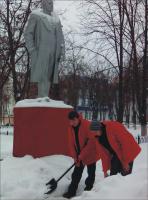 Городские коммунисты взялись за лопаты