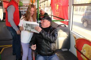 Комсомольцы Белгорода поздравили жителей города, организовав «праздничный троллейбус»