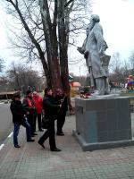 Актив Комитета Белгородского городского отделения КПРФ провел торжественное возложение цветов к памятнику Ф.Энгельсу и К.Марксу