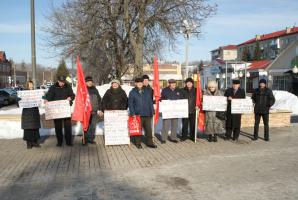 Коммунисты Борисовки провели пикет против антисоциальной политики властей