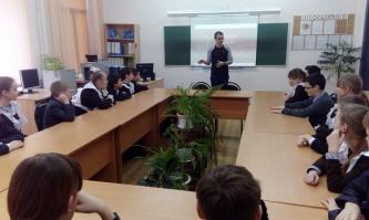 Белгородская область: комсомольцы ежедневно проводят уроки о копии Знамени Победы
