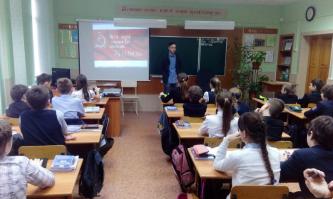 Белгородская область: комсомольцы ежедневно проводят уроки о копии Знамени Победы