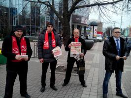 Белгородские коммунисты поздравили прекрасную половину цветами и открытками