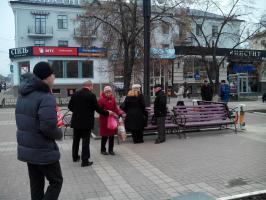 Белгородские коммунисты поздравили прекрасную половину цветами и открытками