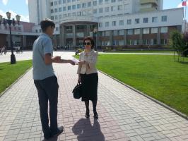 В День русского языка белгородские комсомольцы провели акцию «Стихи в кармане»
