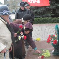 Коммунисты Волоконовки провели акцию Цветы – Ленину