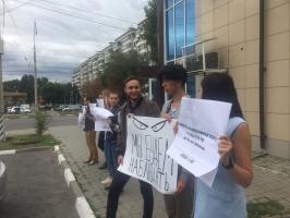 Белгородская область: комсомольцы областного центра вышли к избирательной комиссии области с пикетом за честные выборы