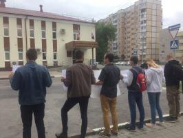 Белгородская область: комсомольцы областного центра вышли к избирательной комиссии области с пикетом за честные выборы