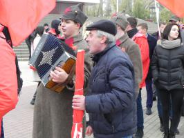 Белгородские комсомольцы отметили 100-летие Великого Октября революционным маршем