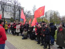 Белгородские комсомольцы отметили 100-летие Великого Октября революционным маршем