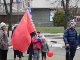 Белгородские комсомольцы отметили 100-летие Великого Октября революционным маршем