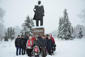 Валуйские коммунисты в День памяти Ленина провели акцию Цветы – Ильичу