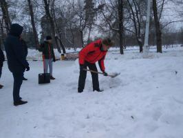 На новогодних праздниках белгородские комсомольцы привели в порядок городские памятники В.И. Ленину.