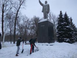 На новогодних праздниках белгородские комсомольцы привели в порядок городские памятники В.И. Ленину.